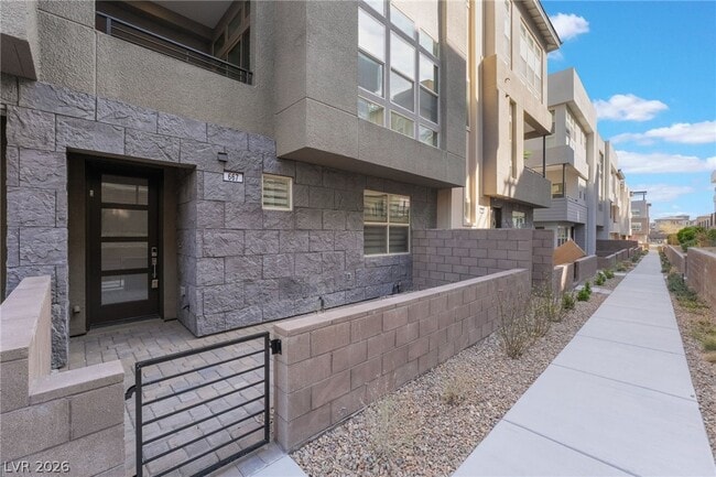 Photo - 667 Grey Saker St