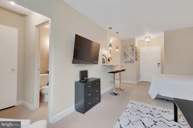 Building Photo - 1111 Arlington Blvd Unit 741