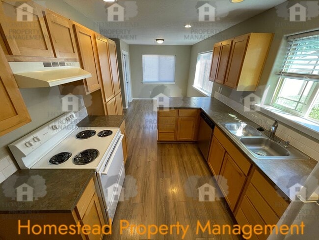 Photo - 479 Broad St S