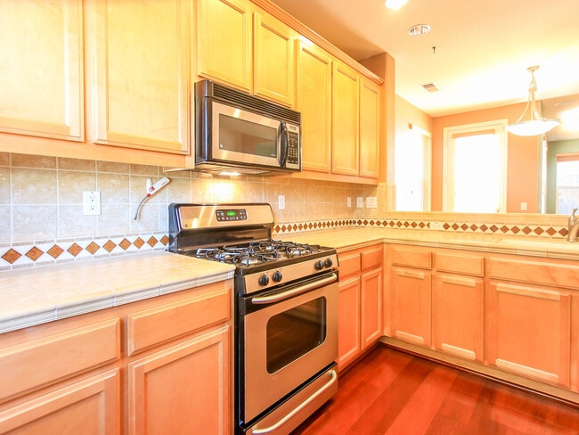 Building Photo - Beautiful and Spacious 3BR 2.5BA Single Family Home