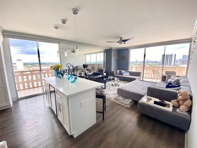 Building Photo - 2016 Main St Unit 1702