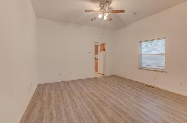 Sala de estar - 1405 Union Ave