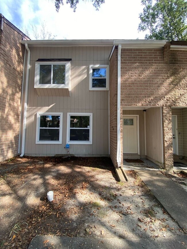 Spacious 3 Bedroom 2.5 Bath Townhome! "ASK... - Spacious 3 Bedroom 2.5 Bath Townhome! "ASK...