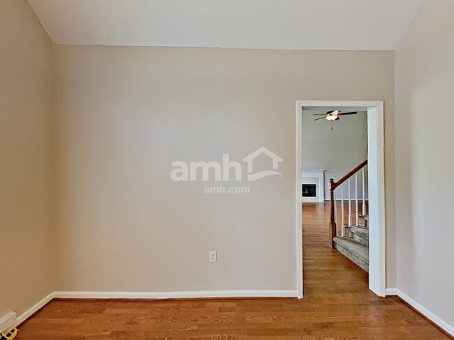 Photo - 7209 Sir William Dr