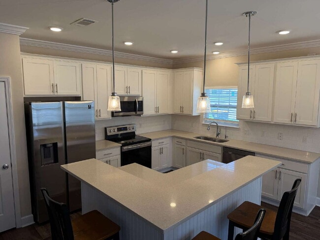 "Charming 4-Bedroom Gem in Niceville with Granite Elegance – 2046 Sq Ft of Comfort!"