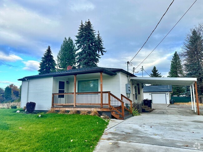 Building Photo - Stunning 2 level home with wood floors and...