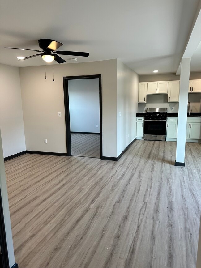 Living room - 4260 S Park Ave Unit 5
