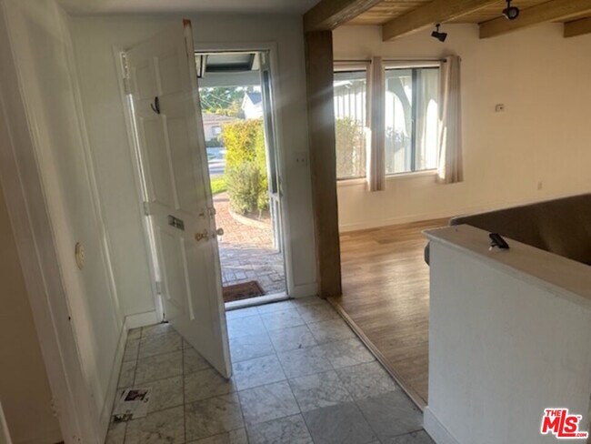 Photo - 5832 S Sherbourne Dr