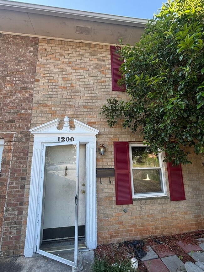 Building Photo - 1200 Cactus Ave Rental