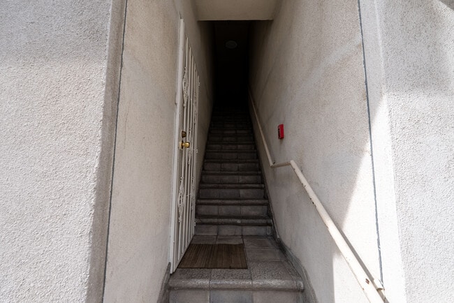 Photo - 1758 N Alexandria Ave Unidad 1758.5