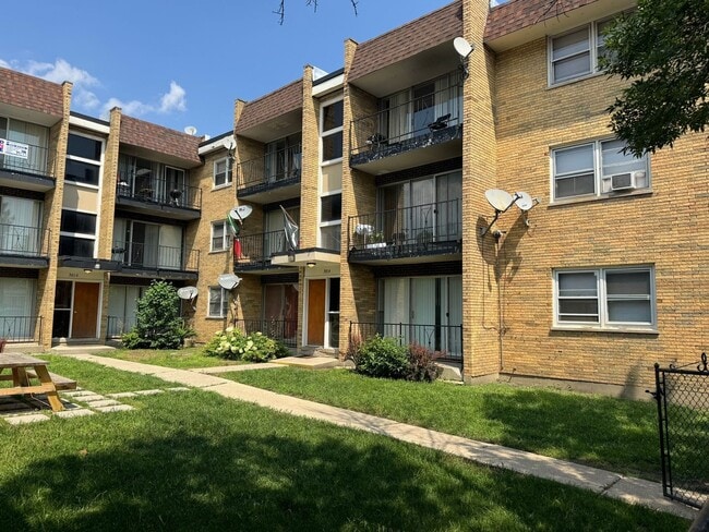 Building Photo - 3014 W 59th St Rental
