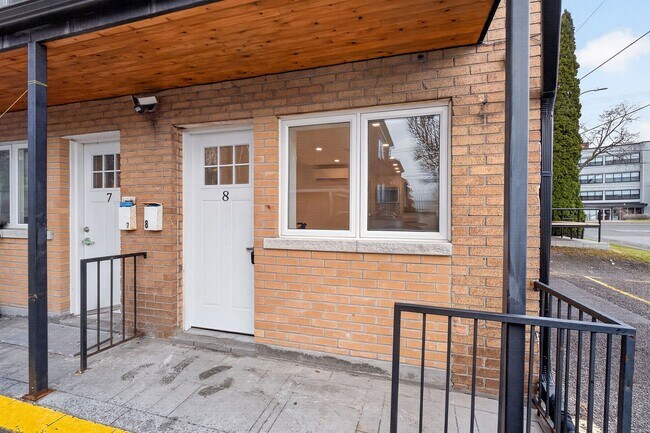 Photo - 3879 Bathurst St