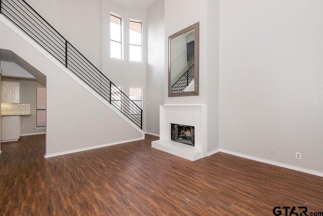 Photo - 5917 Hollytree Dr