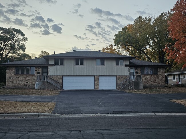 2 Car garage. Huge Driveway with extra parking - 9702 Pleasant Ave S Casa Adosada