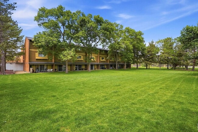 Building Photo - Beautiful 2 Bedroom, 1.5 Bathroom Apartment Available August 1st!