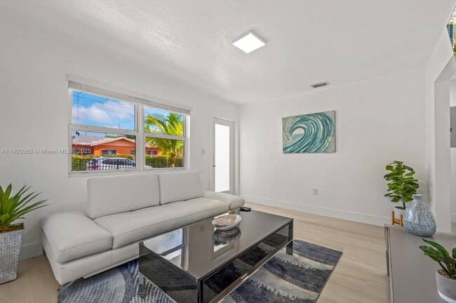 Photo - 100 NW 45th St Unit 1