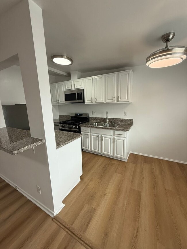 Photo - 6944-6954 Coldwater Canyon Ave