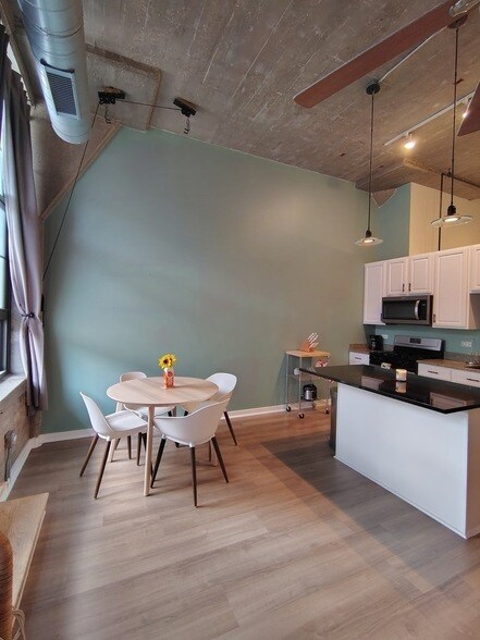 Photo - 3963 W Belmont Ave Unit 128