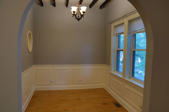 Building Photo - 1357 N Wolcott Ave Unit 2 Rental