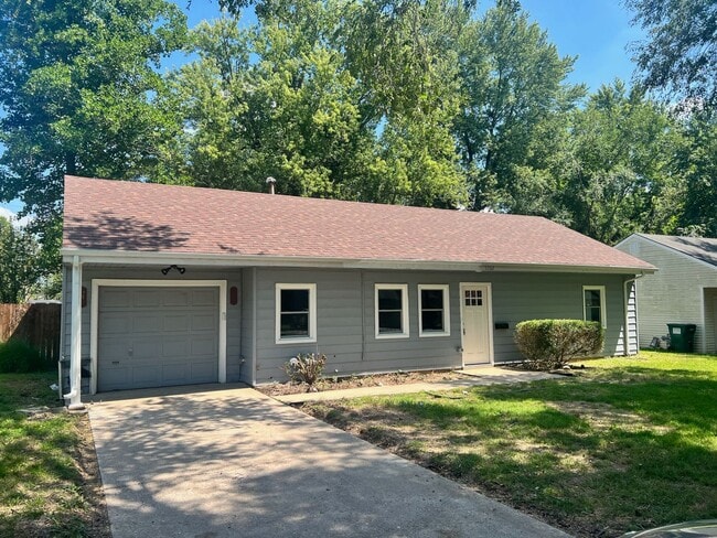 Building Photo - 3 bed / 1 bath House For Rent!