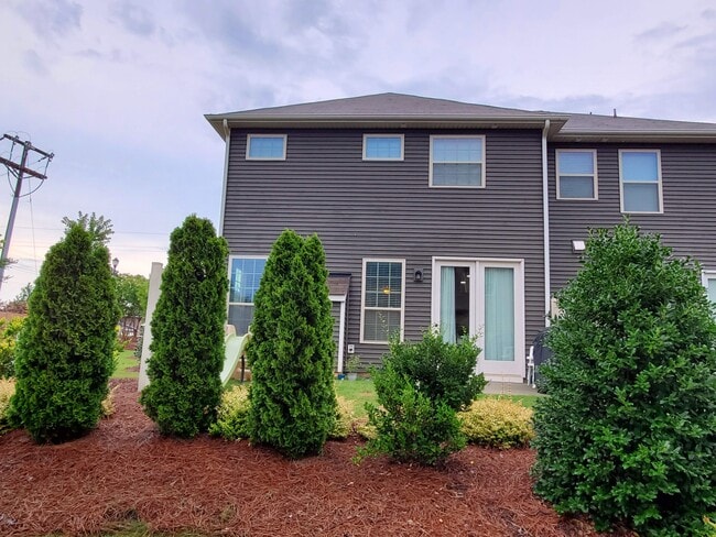 Photo - 808 Ayrshire Ave