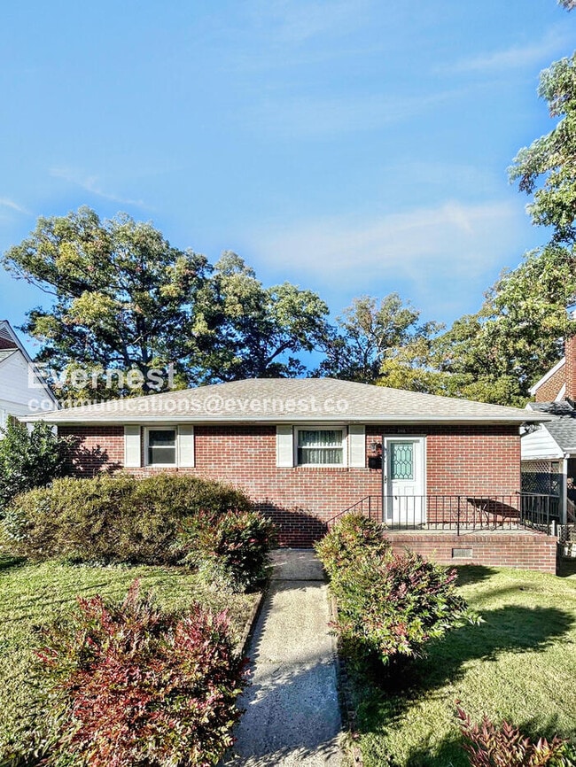 Building Photo - 2116 Oakwood Ln