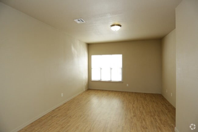 2BR, 1BA - 912 SF