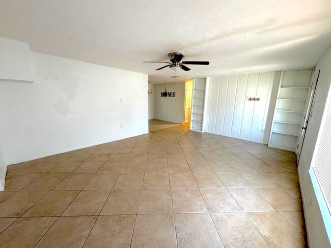 Photo - Spacious 2-Bed/2-Bath + Bonus Room Home for Rent in Bradenton, FL!