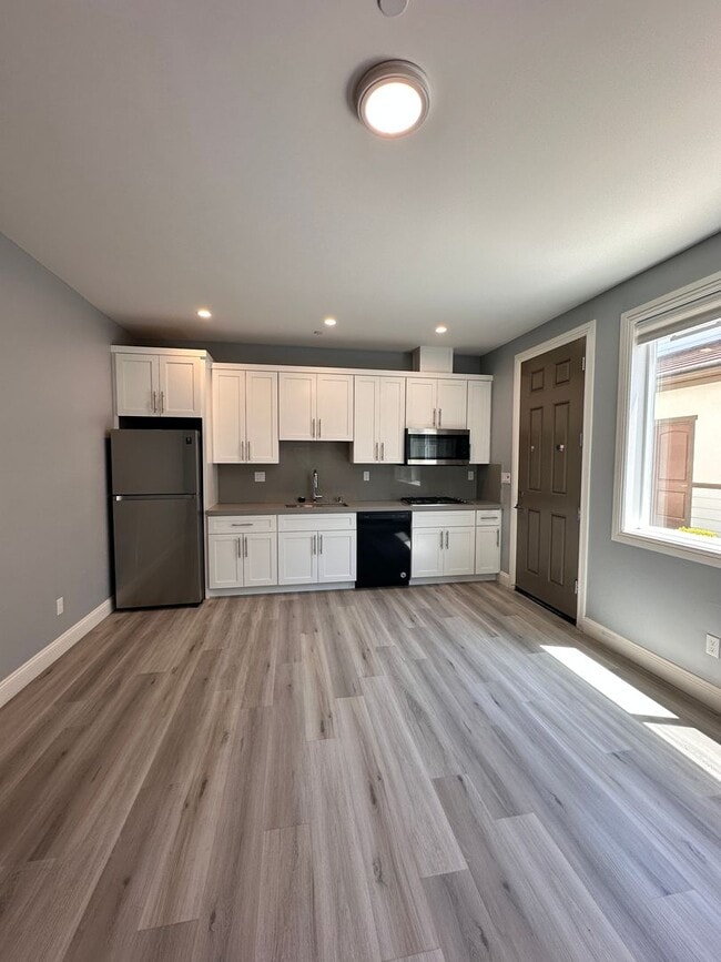 Building Photo - Attached separate first floor 1-bedroom, 1-bathroom suite Unit B