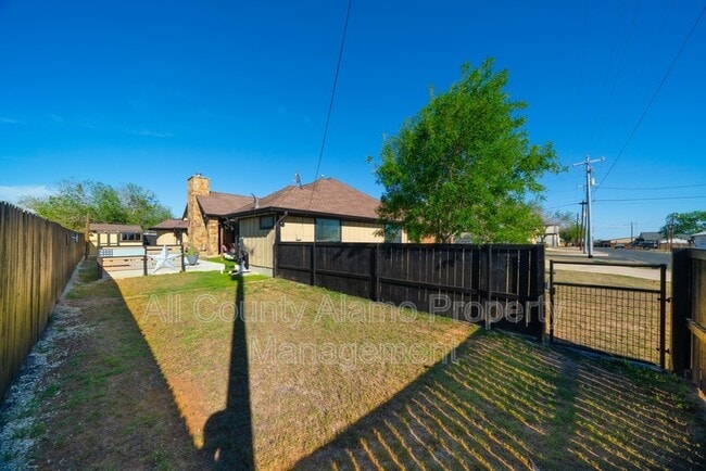 Photo - 303 Schneider St