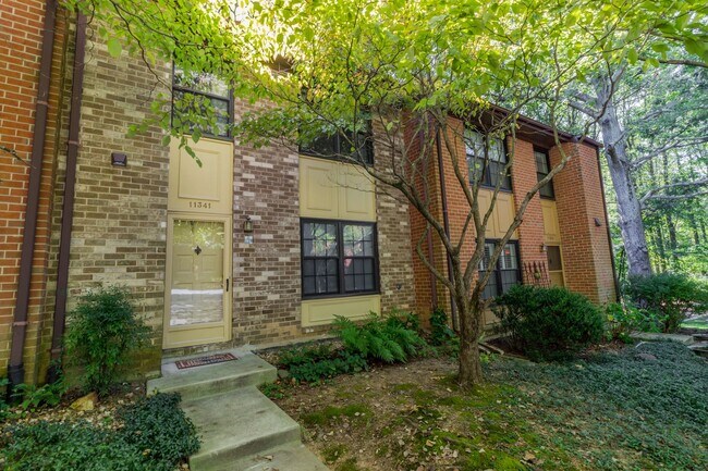Building Photo - Beautiful 3 Bed 3.5 Bath Brick Interior To... Rental