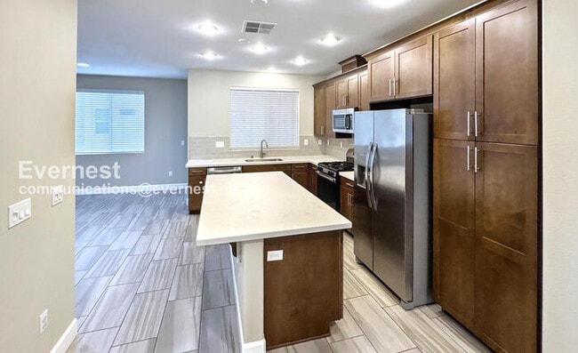 Photo - 428 Whistler Pl