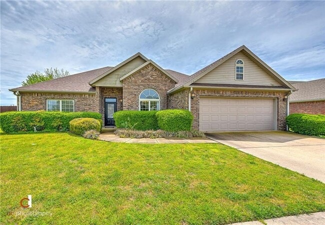 Building Photo - Must See Home!