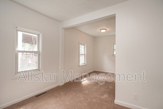 Photo - 736 Bettes Ave