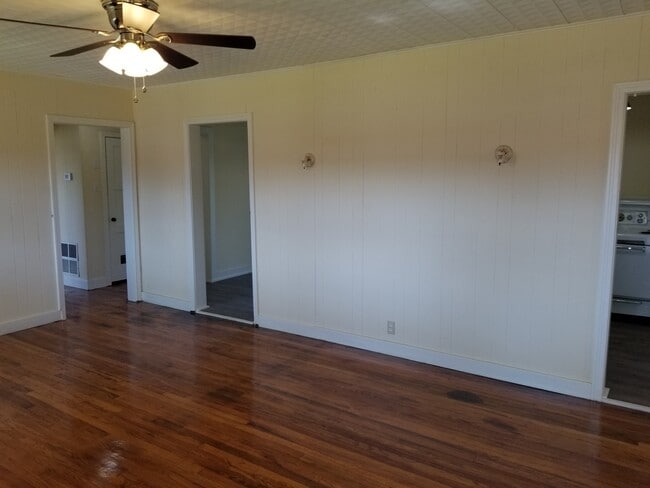 Photo - 205 Hosack St