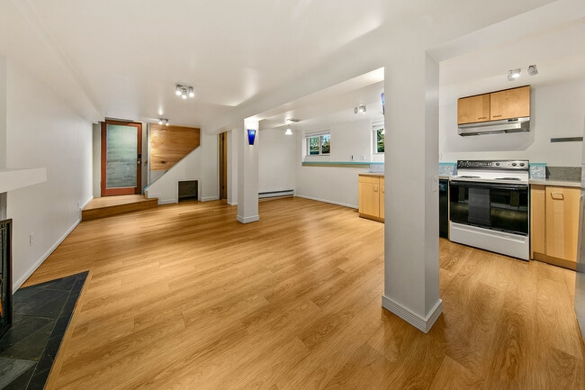 Photo - 2655 8th Ave W