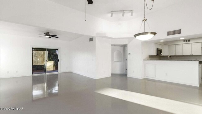 Photo - 574 Duchess Dr