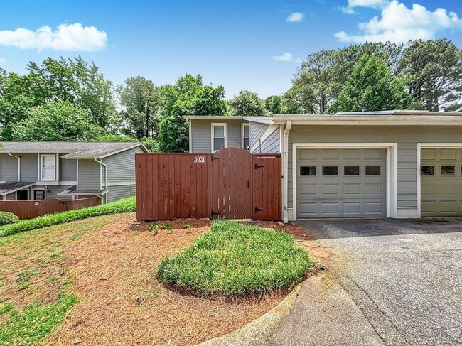Building Photo - 5030 Meadow Ln