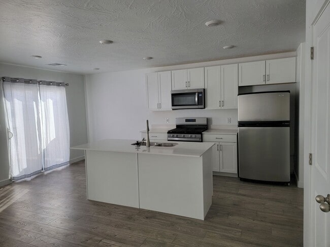 Photo - 4 Bed 2.5 Bathroom Townhouse