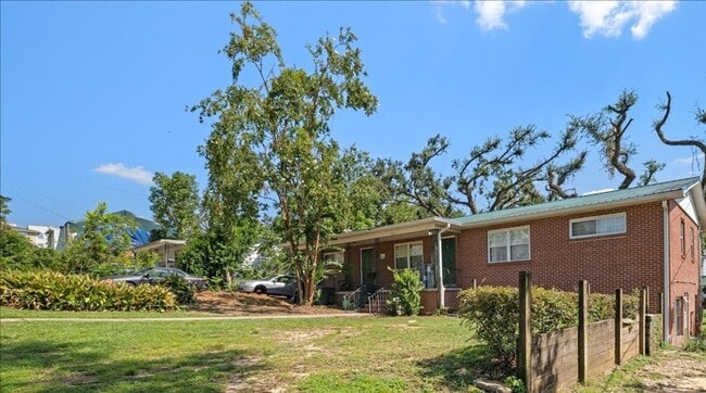 Building Photo - 2 Bedroom Close to Campus Unit 3