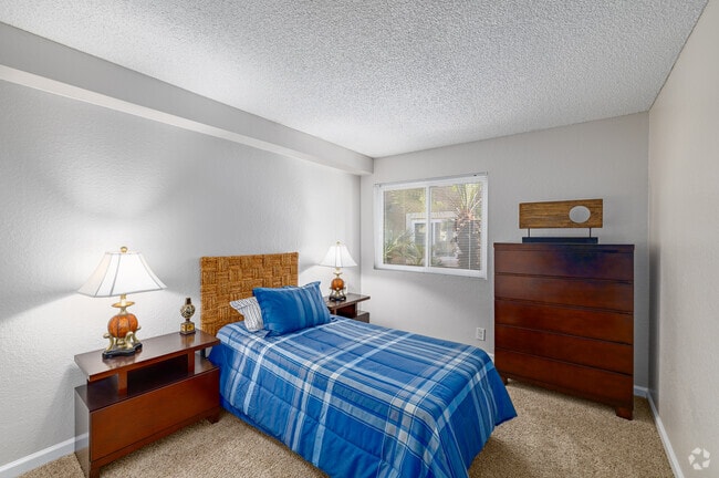 2BR, 2BA - 969SF - Bedroom