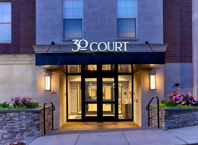 Bienvenido a 30 Court, donde la elegancia moderna se combina con una comodidad acogedora. - 30 Court Street Apartments