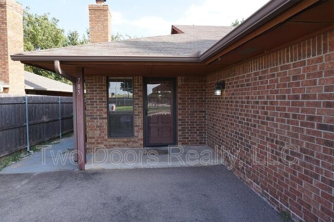 Photo - 785 Kingsgate Rd