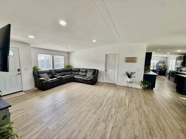 Photo - 64173 Thomas Ave