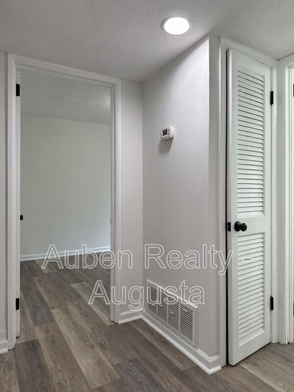 Photo - 469 Monetta St S E