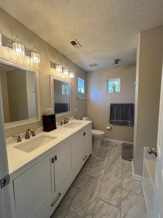 8814 Meadowmont View Dr