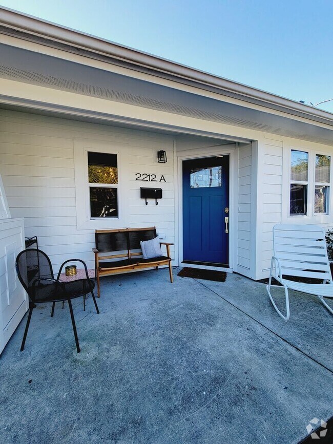 Building Photo - CAROLINA PLACE - Within minutes to Downtow... Rental