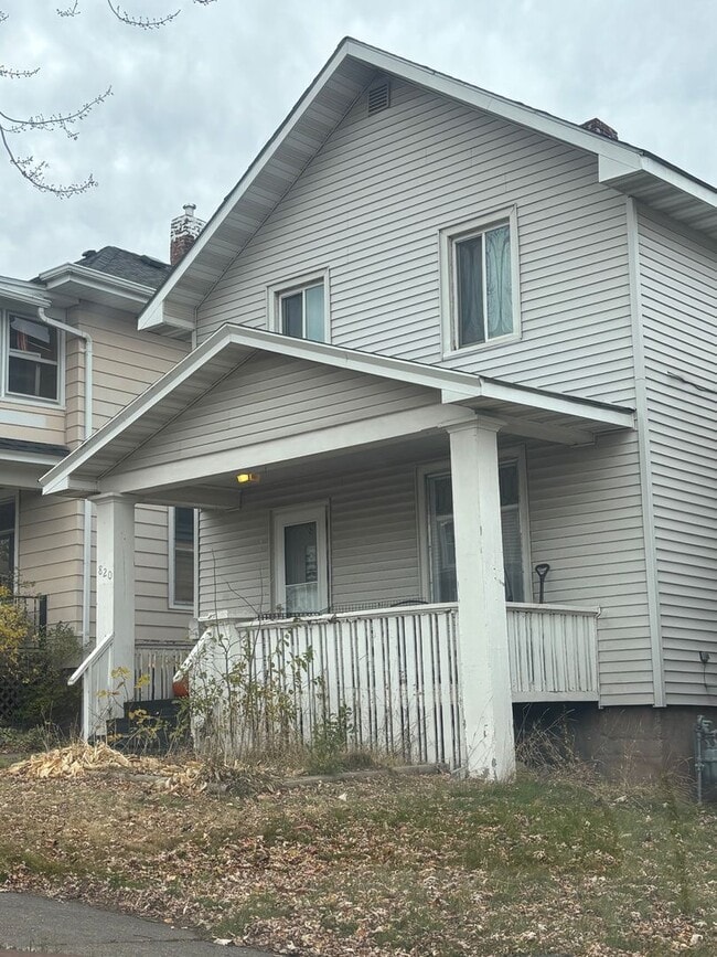 Building Photo - AVAILABLE December! - 3 Bed 1 Bath Home!