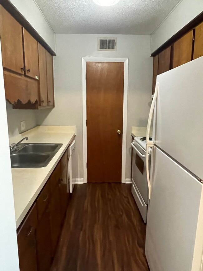 Photo - Check Out This 2BD/1B Apartment in Hahira Unit 924 - A