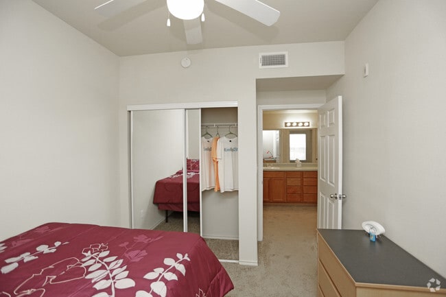 2BR, 1BA - 698 SF - Diamond Club Apartments